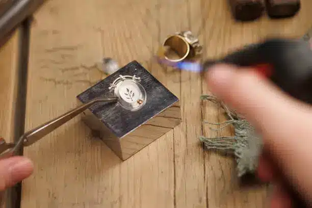 Metal pouring techniques comparison